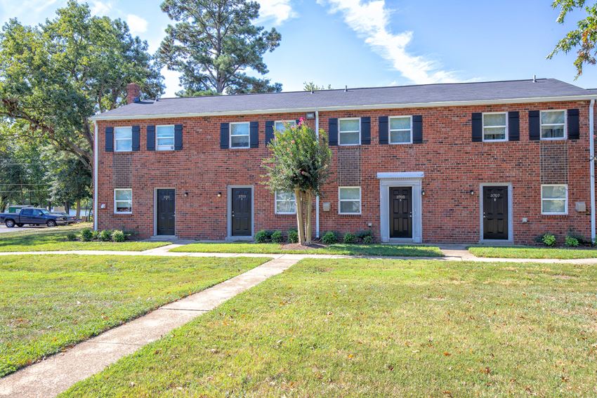 Crystal Lakes Apartments, 3501 Meadowdale Boulevard, Richmond, VA